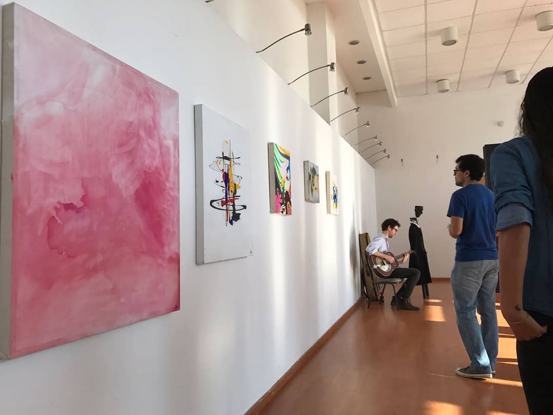Galería con obras de arte expuestas